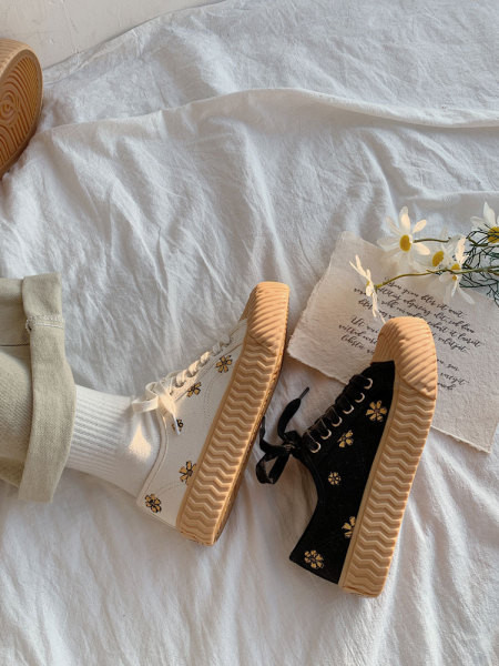 Paprasti moteriški sportbačiai su siuvinėjimu ir lygiu padu