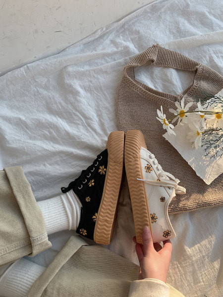 Paprasti moteriški sportbačiai su siuvinėjimu ir lygiu padu