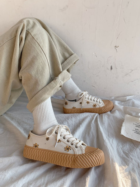 Paprasti moteriški sportbačiai su siuvinėjimu ir lygiu padu