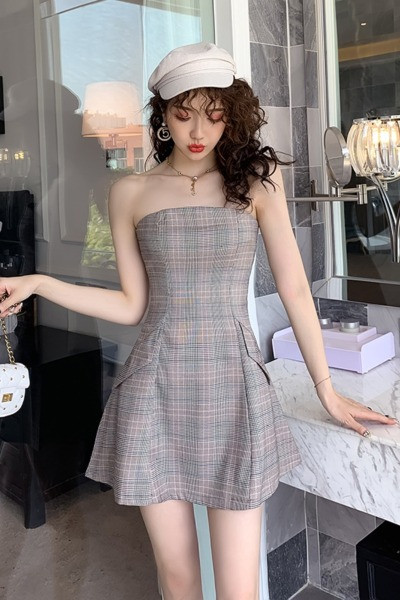 Alkalmi női ruha pántok nélkül, szürke színben