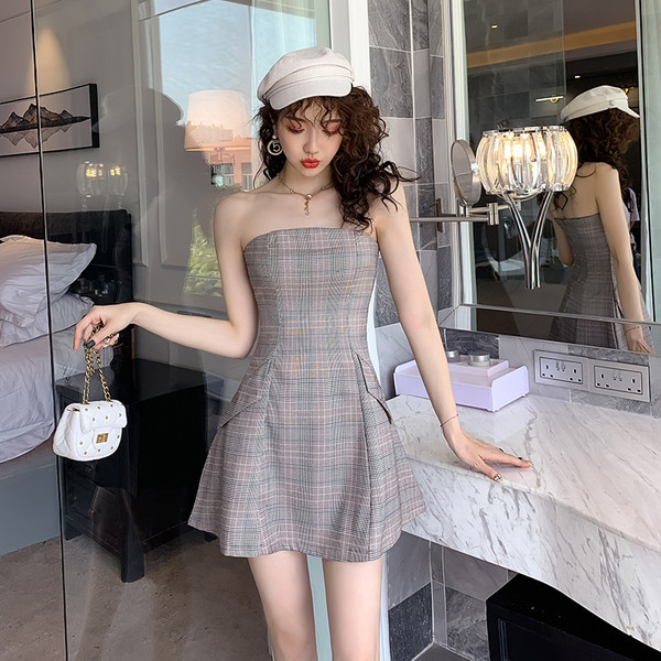 Alkalmi női ruha pántok nélkül, szürke színben