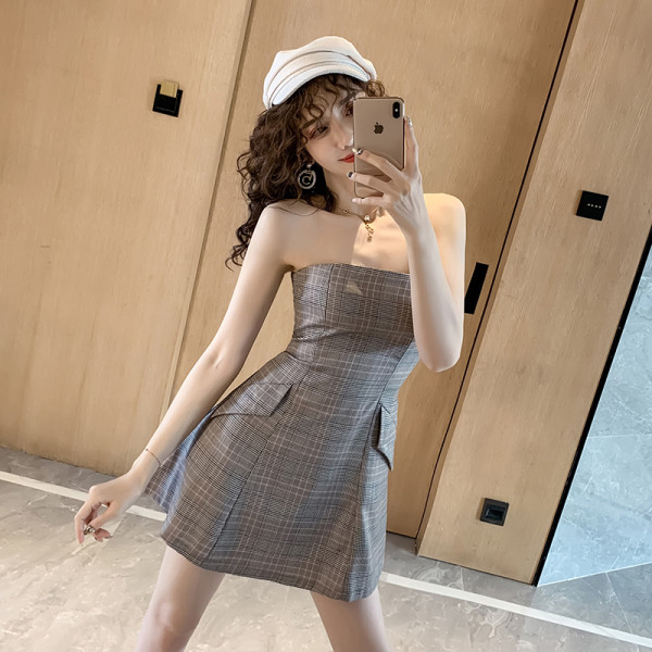 Alkalmi női ruha pántok nélkül, szürke színben