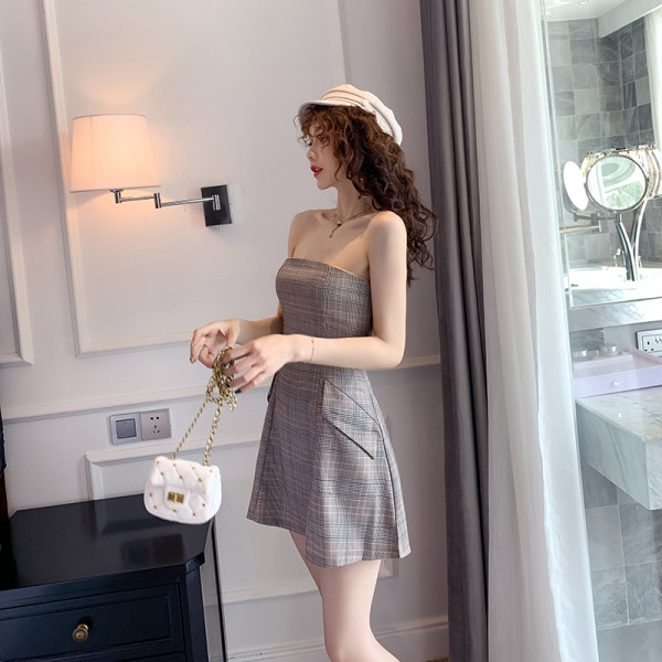 Alkalmi női ruha pántok nélkül, szürke színben