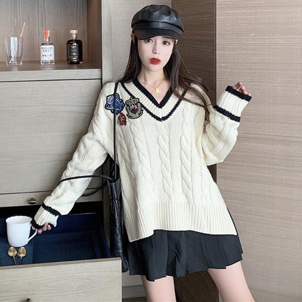 Sieviešu džemperis ar špica kakla izgriezumu un dažādām aplikācijām