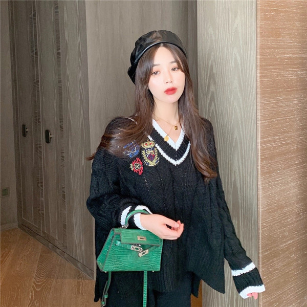 Sieviešu džemperis ar špica kakla izgriezumu un dažādām aplikācijām