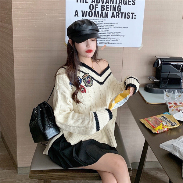 Sieviešu džemperis ar špica kakla izgriezumu un dažādām aplikācijām