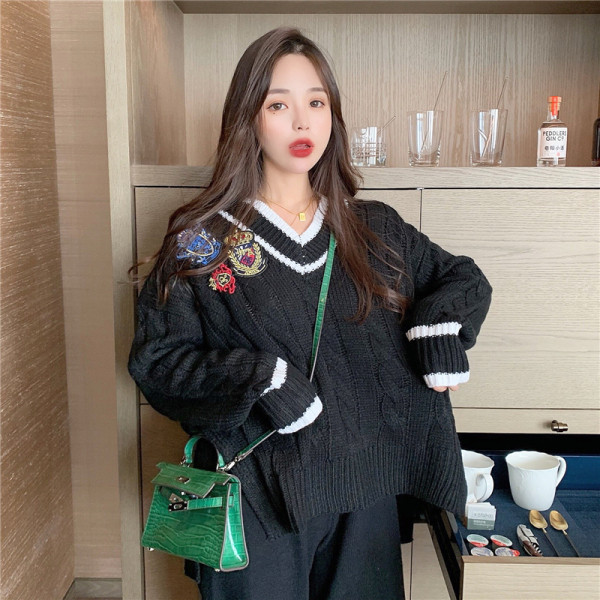 Sieviešu džemperis ar špica kakla izgriezumu un dažādām aplikācijām