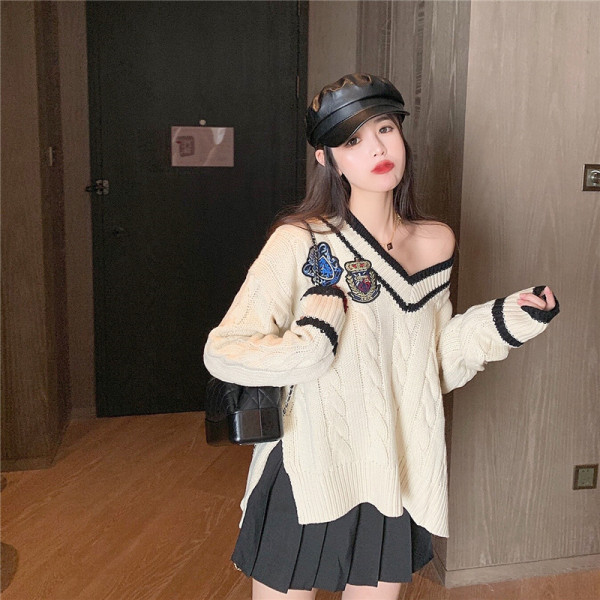 Sieviešu džemperis ar špica kakla izgriezumu un dažādām aplikācijām