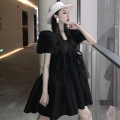 Plati moteriška suknelė trumpomis rankovėmis