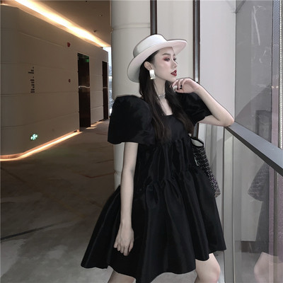 Plati moteriška suknelė trumpomis rankovėmis