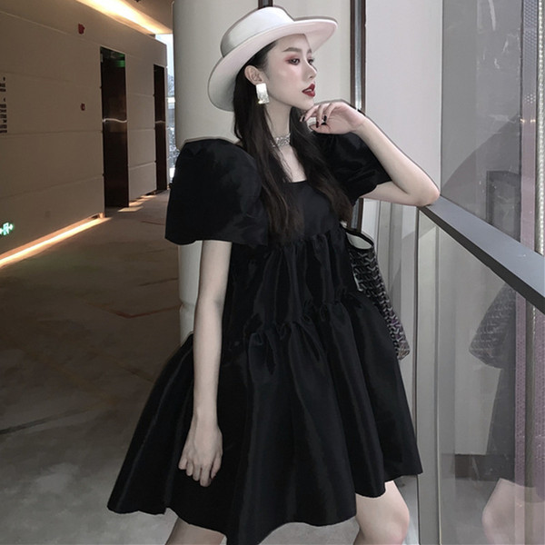 Plati moteriška suknelė trumpomis rankovėmis