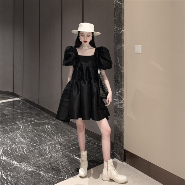 Plati moteriška suknelė trumpomis rankovėmis