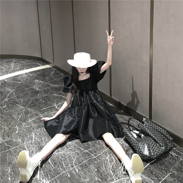 Plati moteriška suknelė trumpomis rankovėmis