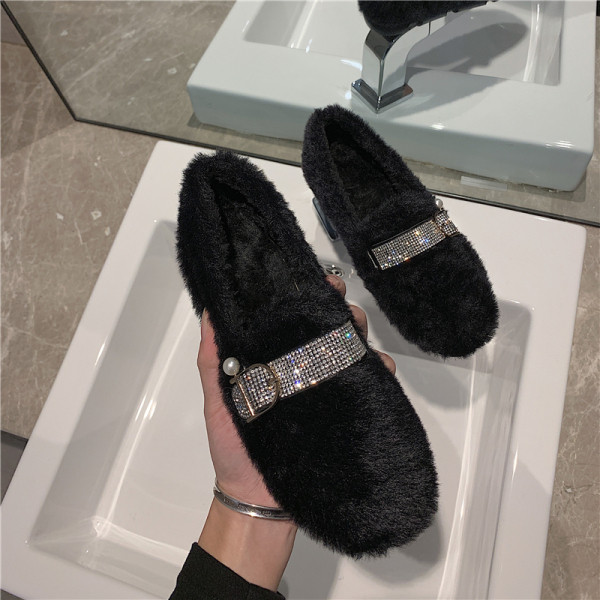 Női pehelycipő csattal és kövekkel