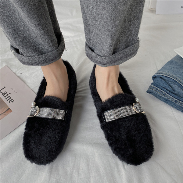 Női pehelycipő csattal és kövekkel