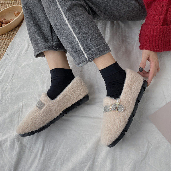 Női pehelycipő csattal és kövekkel