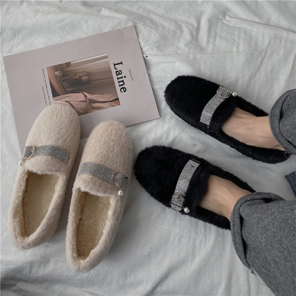 Női pehelycipő csattal és kövekkel