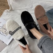 Moteriški pūkiniai mokasinai plokščiu padu ir metaline grandinėle