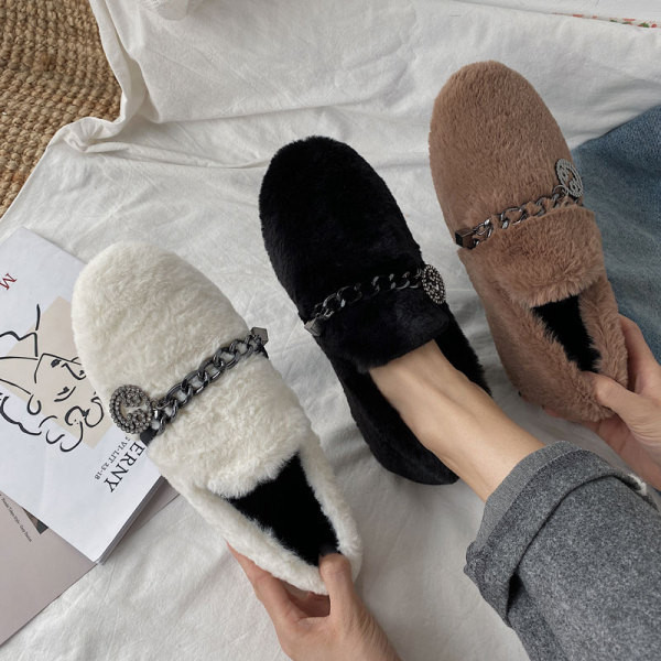 Moteriški pūkiniai mokasinai plokščiu padu ir metaline grandinėle