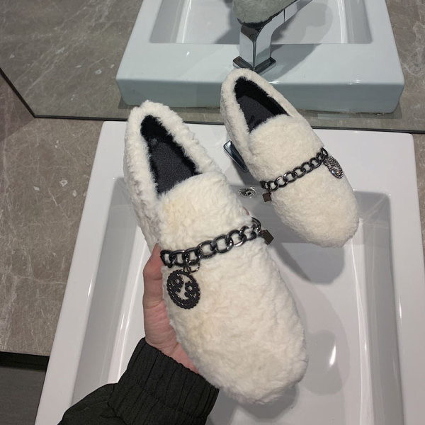 Moteriški pūkiniai mokasinai plokščiu padu ir metaline grandinėle