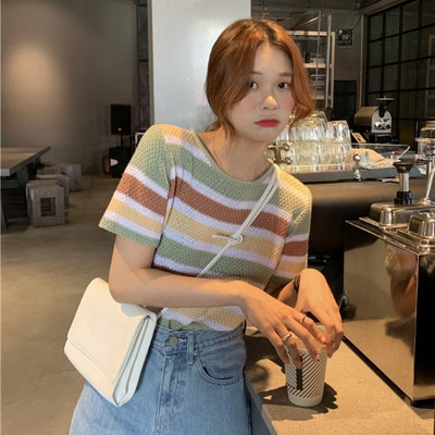 Bluză de damă în dungi cu mâneci scurte din tricot subțire