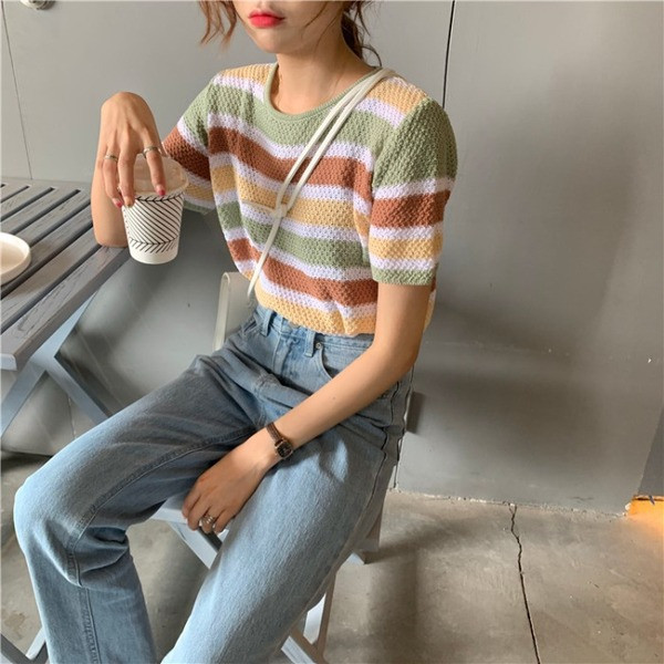 Bluză de damă în dungi cu mâneci scurte din tricot subțire