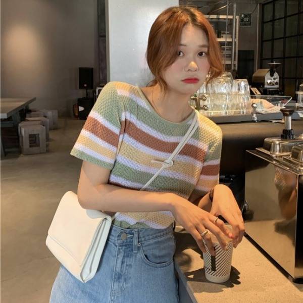 Bluză de damă în dungi cu mâneci scurte din tricot subțire