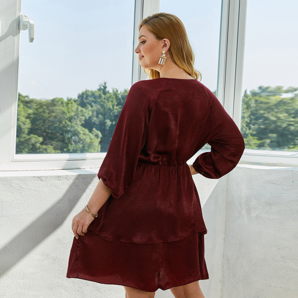 Moderna sieviešu īsā kleita ar garām piedurknēm un dziļu kakla izgriezumu