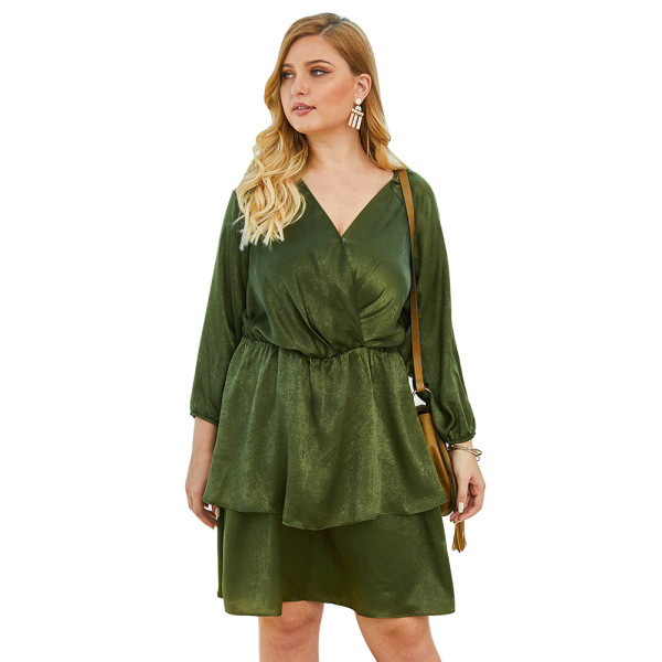 Moderna sieviešu īsā kleita ar garām piedurknēm un dziļu kakla izgriezumu