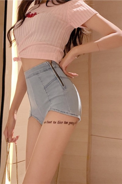 Model nou de blugi scurti cu talie inalta