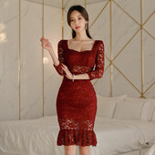 Raudona moteriška nėriniuota suknelė ilgomis rankovėmis