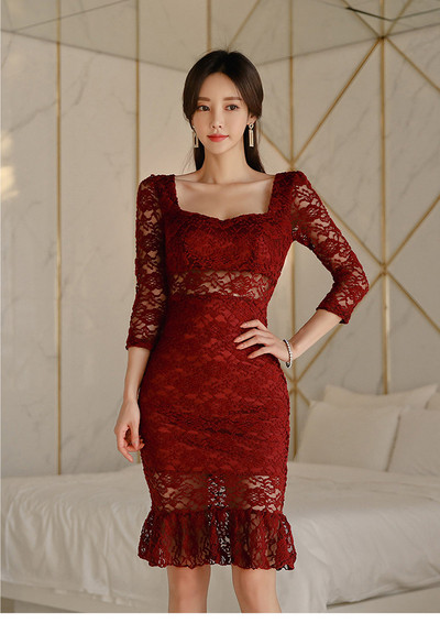 Raudona moteriška nėriniuota suknelė ilgomis rankovėmis