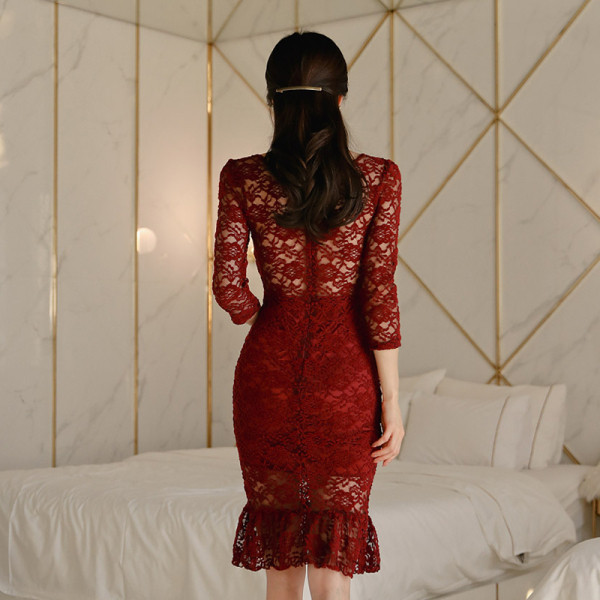 Raudona moteriška nėriniuota suknelė ilgomis rankovėmis