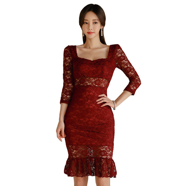 Raudona moteriška nėriniuota suknelė ilgomis rankovėmis