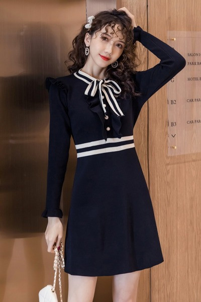 Moodne naiste lühike kleit paela ja pikkade varrukatega