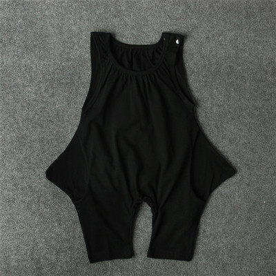 Modern gyerekoverall pántokkal és zsebekkel