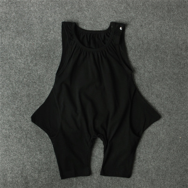 Modern gyerekoverall pántokkal és zsebekkel