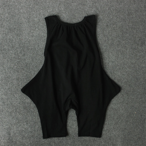 Modern gyerekoverall pántokkal és zsebekkel