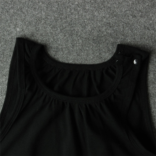 Modern gyerekoverall pántokkal és zsebekkel