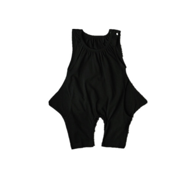 Modern gyerekoverall pántokkal és zsebekkel