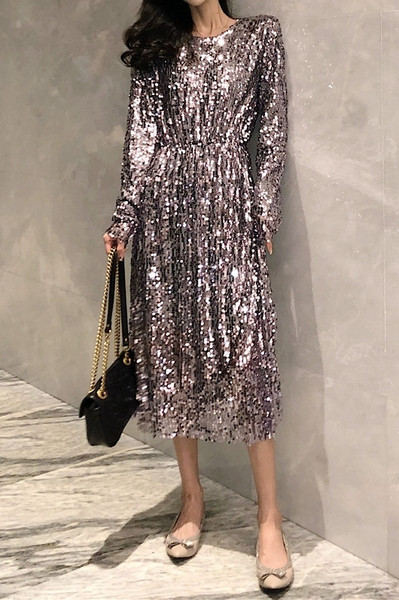 Jauna modeļa aktuāls sieviešu kleitas piegriezuma modelis ar vidēja garuma un fliteriem