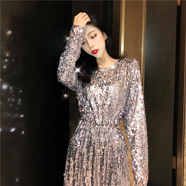 Jauna modeļa aktuāls sieviešu kleitas piegriezuma modelis ar vidēja garuma un fliteriem