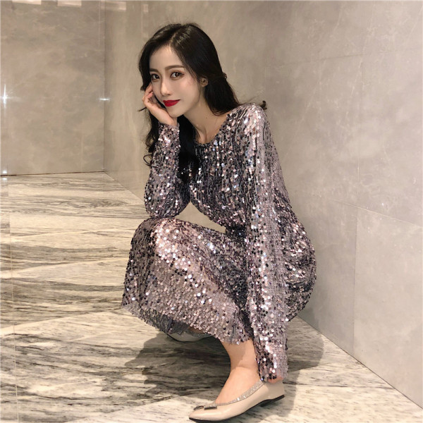 Jauna modeļa aktuāls sieviešu kleitas piegriezuma modelis ar vidēja garuma un fliteriem