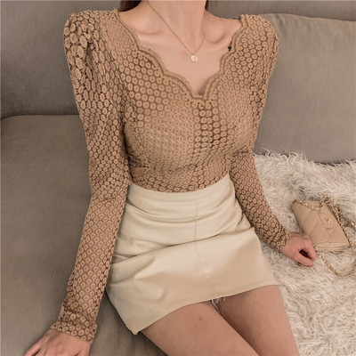 Pieguloša sieviešu mežģīņu blūze ar špica kakla izgriezumu