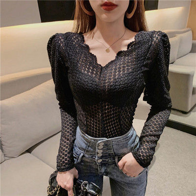 Pieguloša sieviešu mežģīņu blūze ar špica kakla izgriezumu