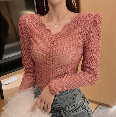 Pieguloša sieviešu mežģīņu blūze ar špica kakla izgriezumu