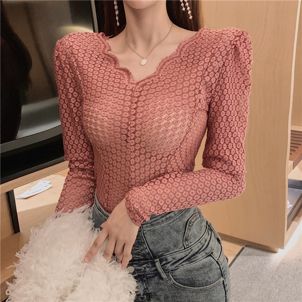 Pieguloša sieviešu mežģīņu blūze ar špica kakla izgriezumu