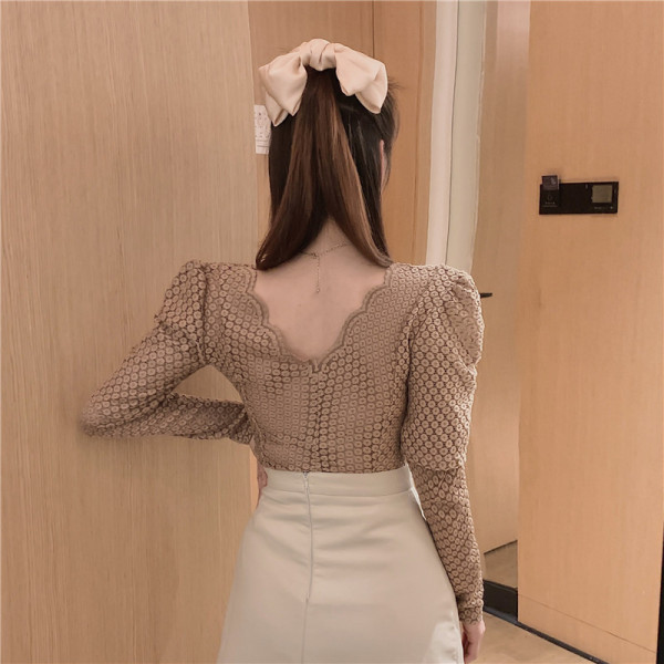 Pieguloša sieviešu mežģīņu blūze ar špica kakla izgriezumu