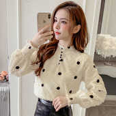 Retro stila sieviešu blūze ar zemu apkakli un pogām