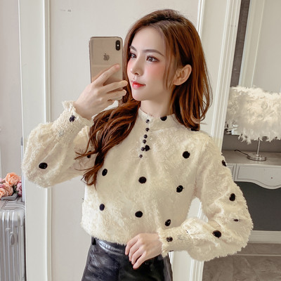 Retro stila sieviešu blūze ar zemu apkakli un pogām